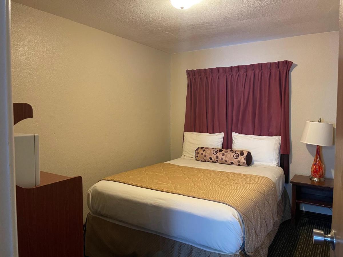 Pikes Peak Hotel 3*